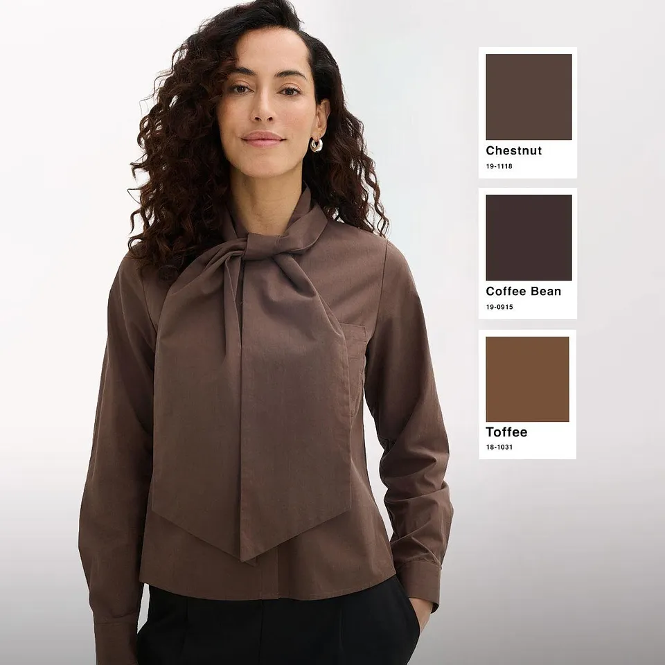 Blouse &agrave; lavalli&egrave;re marron &eacute;l&eacute;gante, parfaite d&eacute;clin&eacute;e dans les tons noisette et grain de caf&eacute;.