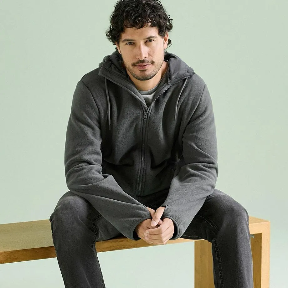 Un pull chaud &agrave; capuche gris, un T-shirt clair et un jean fonc&eacute; composent la tenue.