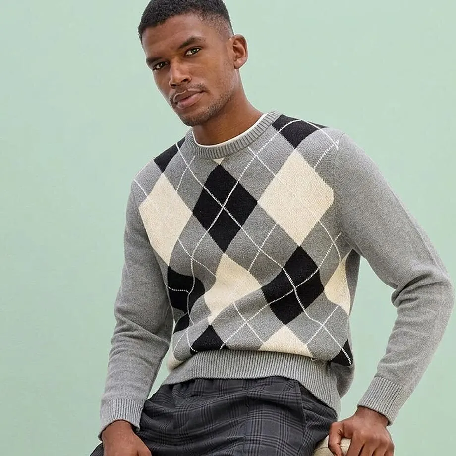 Pull &agrave; losanges &eacute;l&eacute;gant en gris, noir et beige et pantalon &agrave; carreaux.