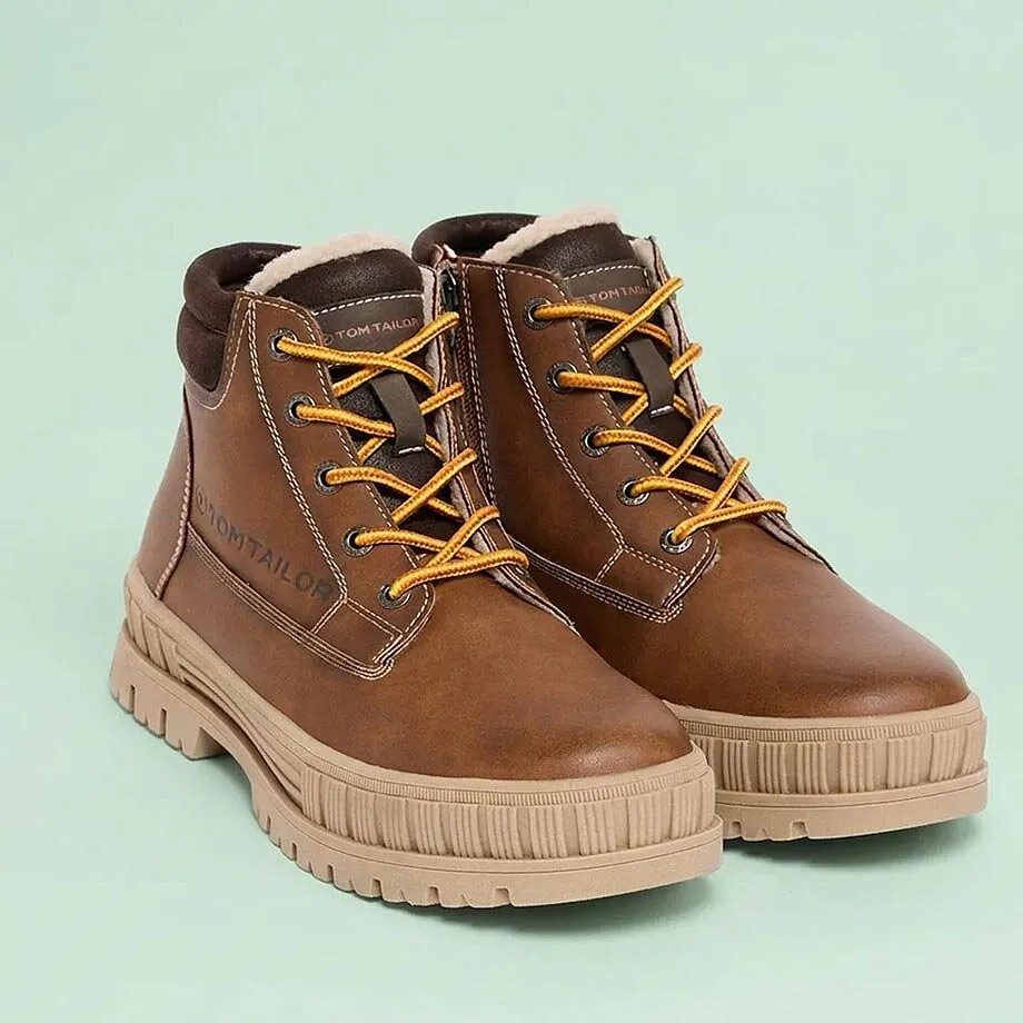 Bottes d'hiver robustes marron avec lacets jaunes et doublure chaude.