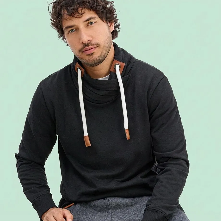 Sweat noir &agrave; col styl&eacute; avec un cordon blanc, associ&eacute; &agrave; un pantalon gris.