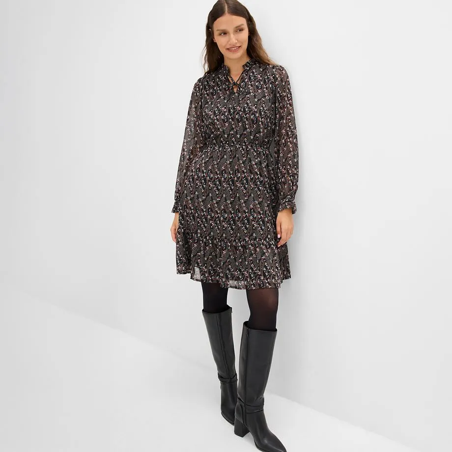 Robe mode &agrave; motif, collants noirs et bottes &agrave; hauteur de genou.