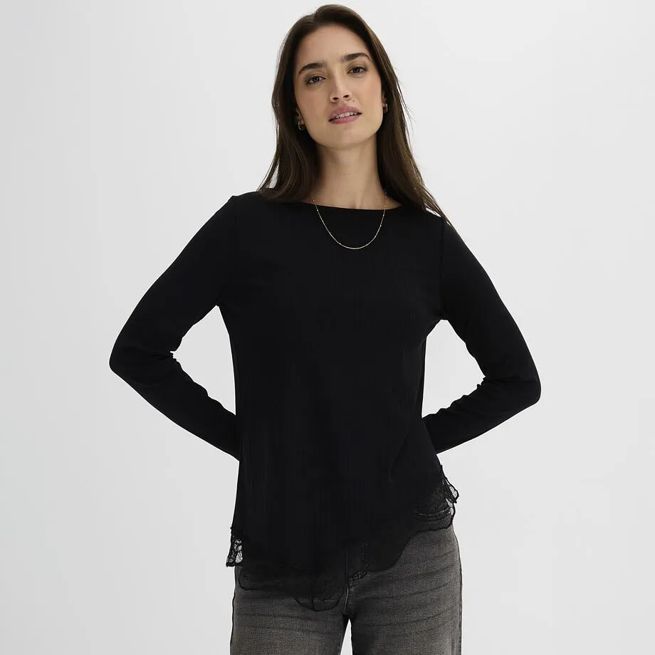 T-shirt noir c&ocirc;tel&eacute; &agrave; manches longues avec empi&egrave;cement en dentelle &eacute;l&eacute;gant, associ&eacute; &agrave; un jean gris d&eacute;contract&eacute;.