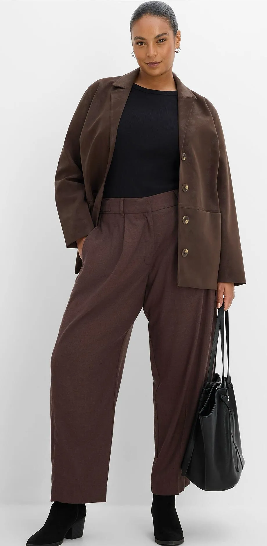 Blazer marron, top noir, pantalon large marron, bottes et sac noirs.
