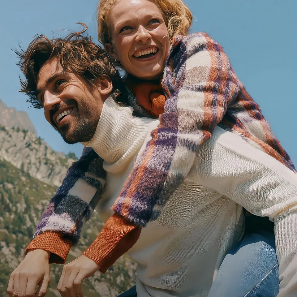Pull chaud &agrave; col roul&eacute; et veste &agrave; carreaux douillette : l'id&eacute;al pour des randonn&eacute;es en montagne en automne.
