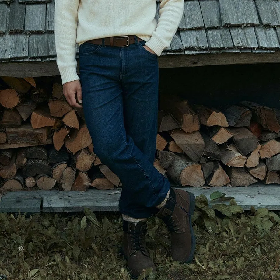 Cremefarbener Strickpullover, Jeans, brauner G&uuml;rtel und robuste Winterstiefel.