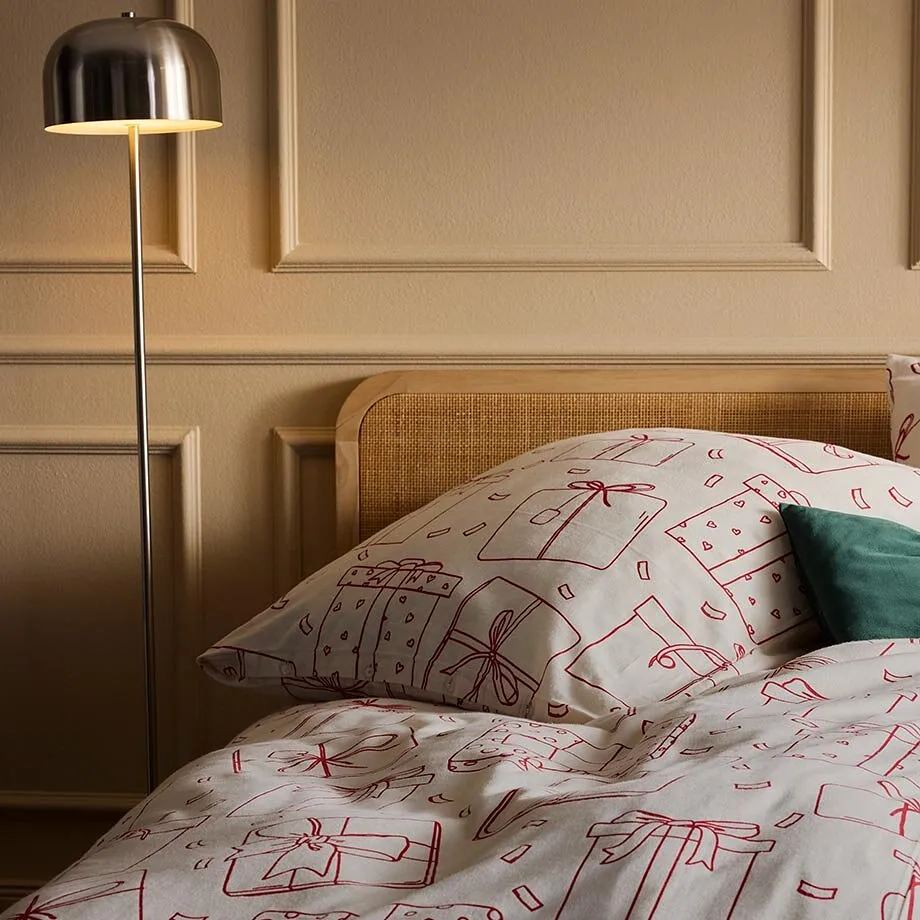 Une lampe de couleur argent&eacute;e se trouve pr&egrave;s du lit.