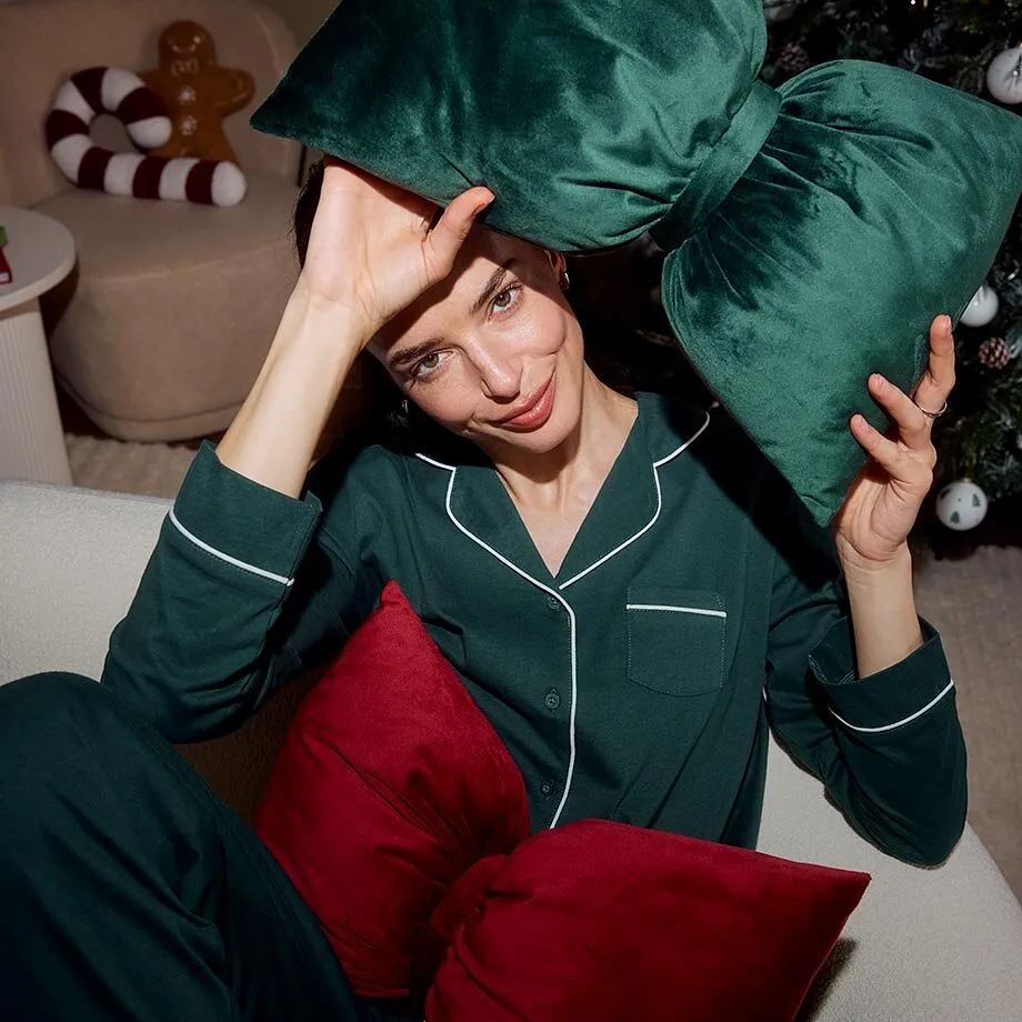 Pyjama vert fonc&eacute; avec d&eacute;tails blancs, &agrave; la fois confortable et festif.