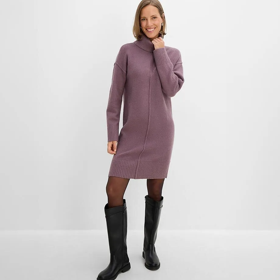 Robe en maille &eacute;l&eacute;gante de couleur lilas avec col roul&eacute;, compl&eacute;t&eacute;e d'une paire de collants noirs et de longues bottes.