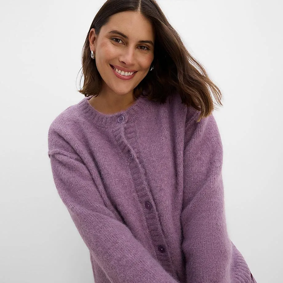 Warme, weiche, lilafarbene Strickjacke mit Knopfleiste. Perfekt f&uuml;r k&uuml;hle Tage.