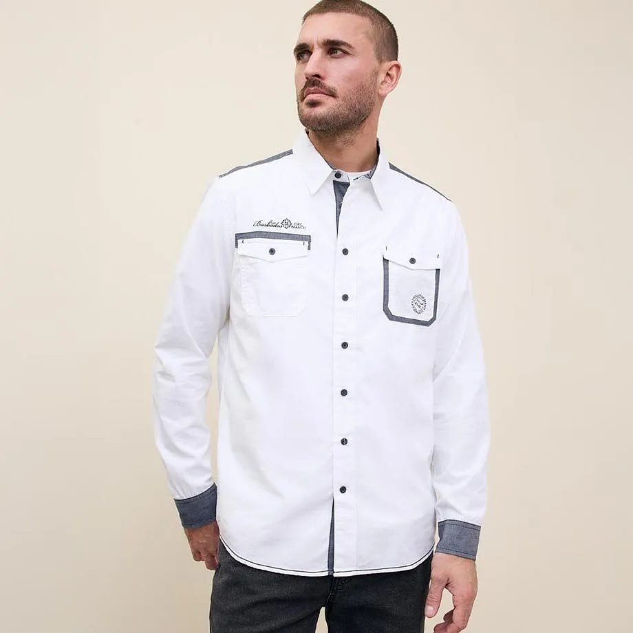 Ein wei&szlig;es Hemd mit Kn&ouml;pfen und Brusttaschen.