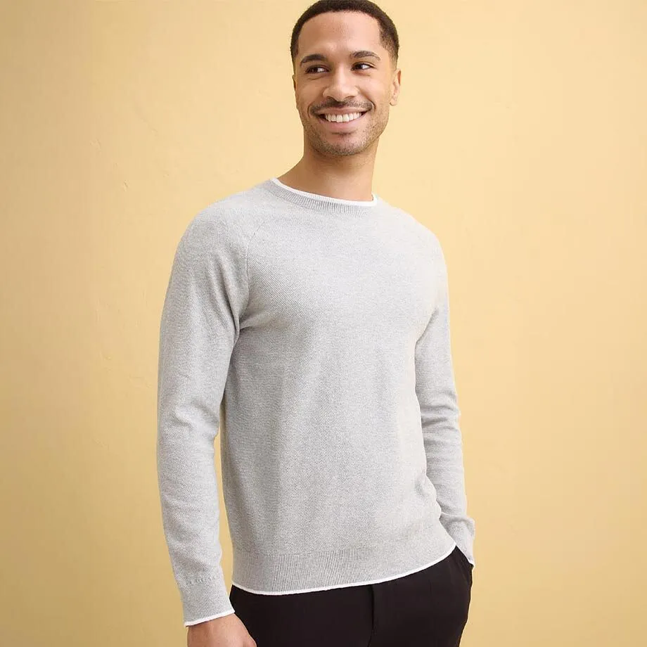 Hellgrauer Feinstrickpullover mit Rundhals-Ausschnitt.