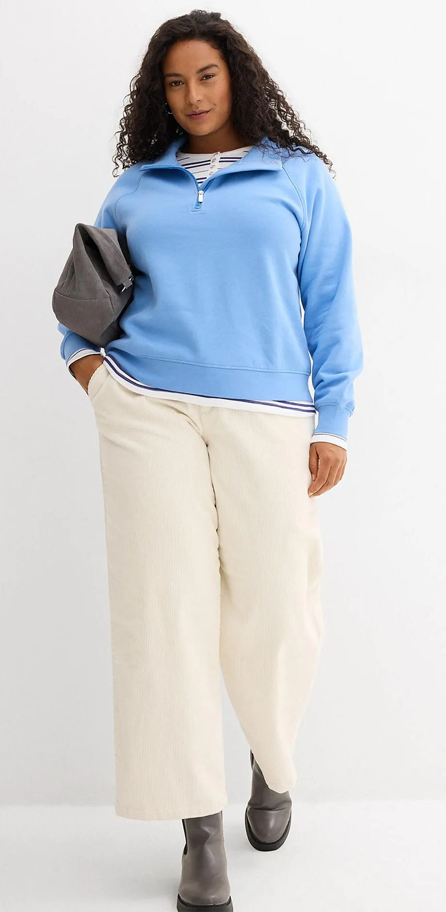 Pull bleu clair et pantalon large cr&egrave;me.