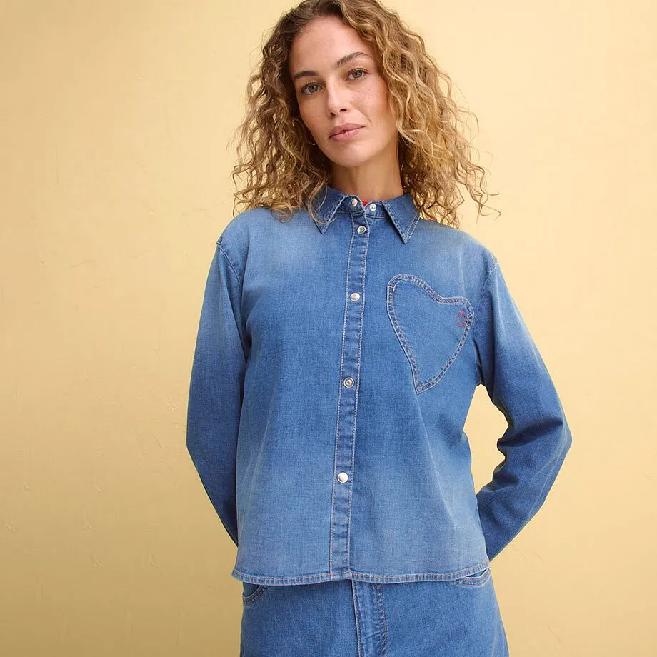 Chemise en jean avec c&oelig;ur brod&eacute;.