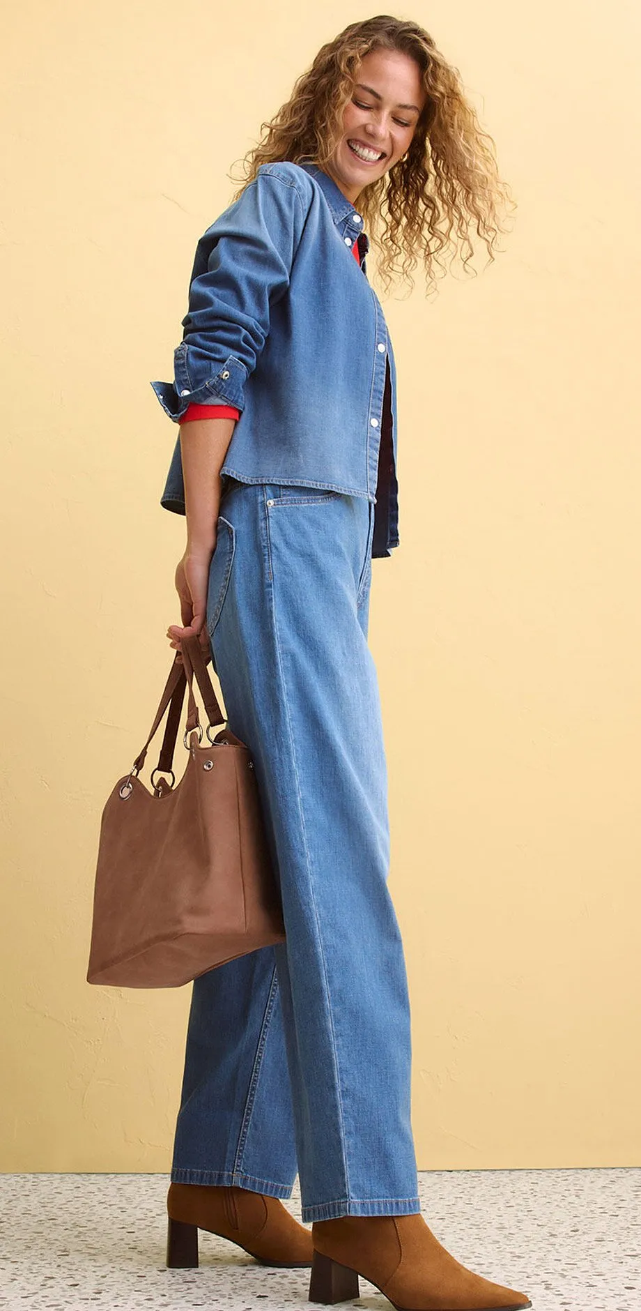 Total look jean avec chemise et pantalon large, compl&eacute;t&eacute; par des accessoires marron.