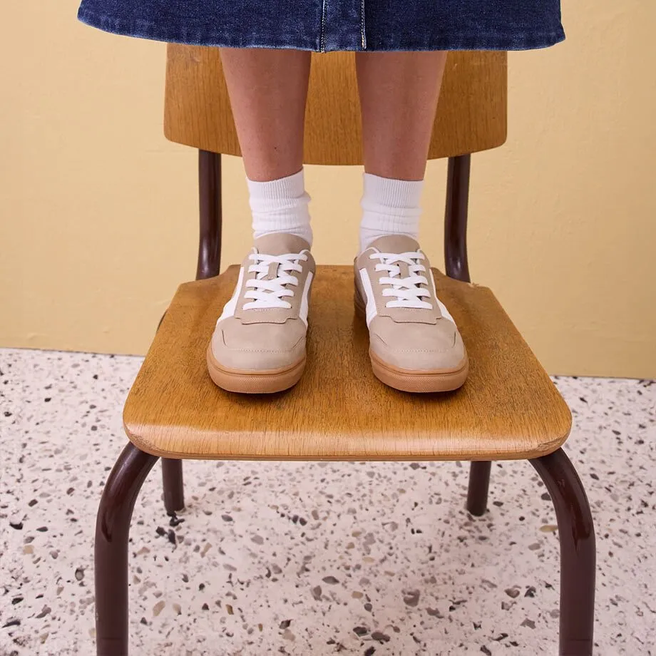 Jupe en jean, chaussettes blanches et sneakers beige.