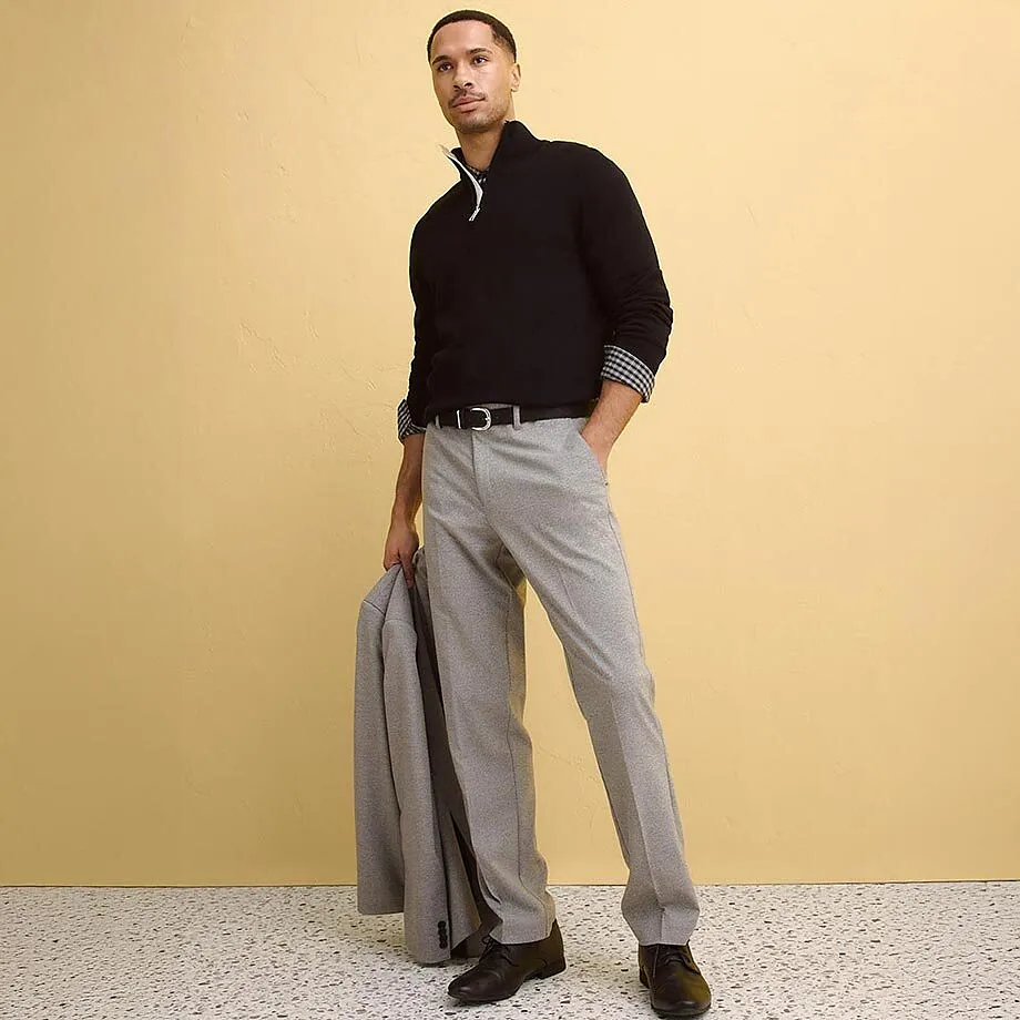 Haut fonc&eacute; avec col, pantalon de costume gris & veste de costume.