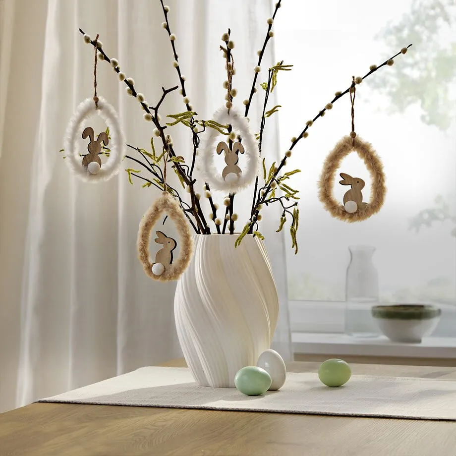 &Ouml;sterliche Dekoration mit Zweigen in wei&szlig;er Vase.