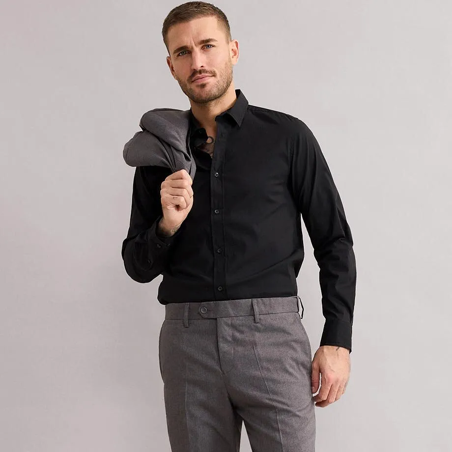 Chemise noire &eacute;l&eacute;gante et pantalon en toile gris.