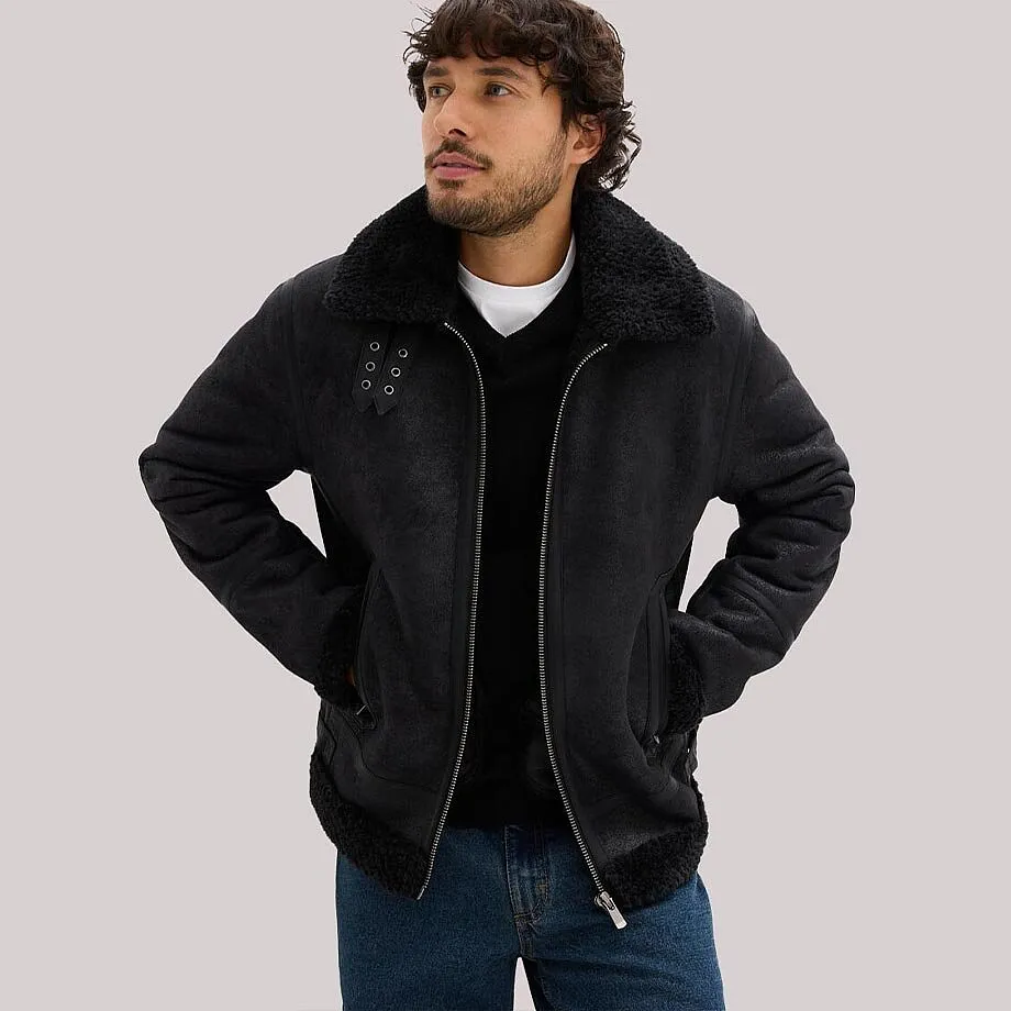 Veste enduite et jean bleu.