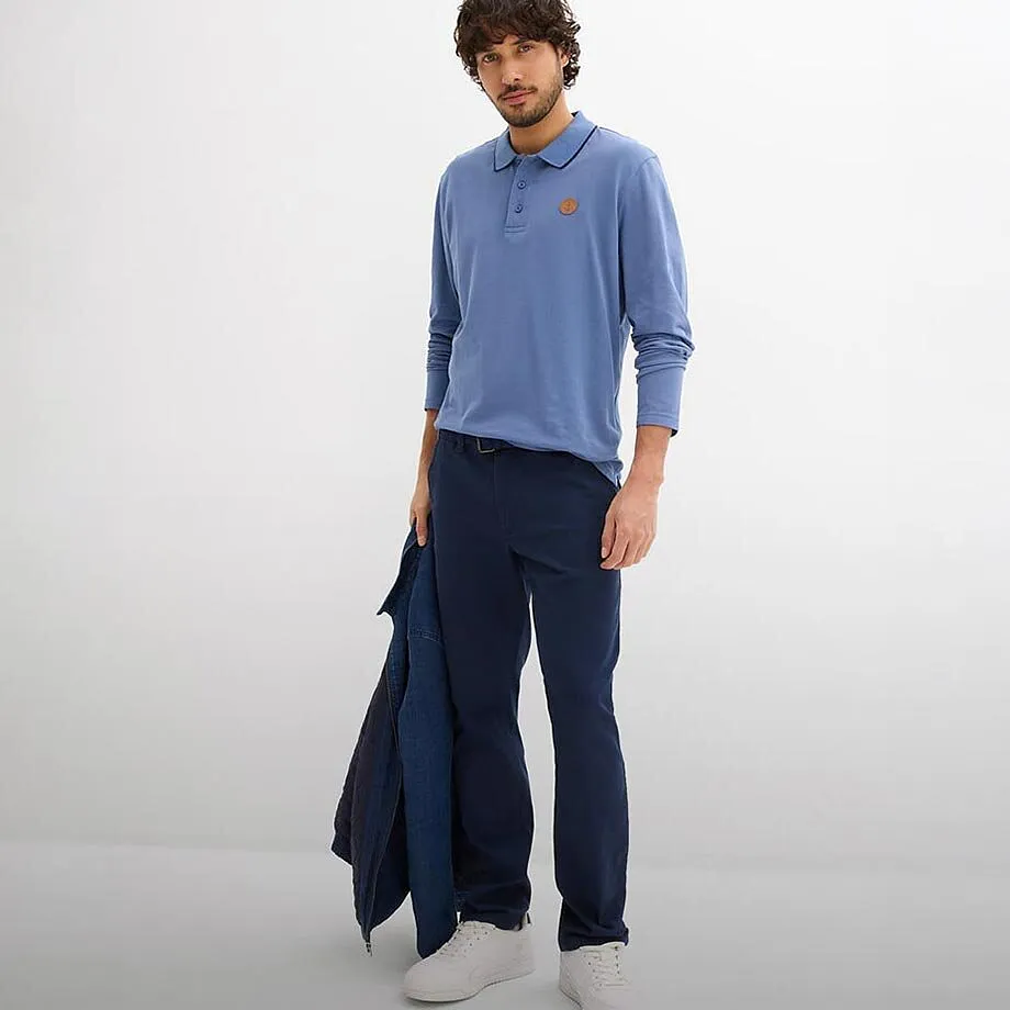 Polo bleu clair &agrave; manches longues associ&eacute; &agrave; un pantalon bleu ample.