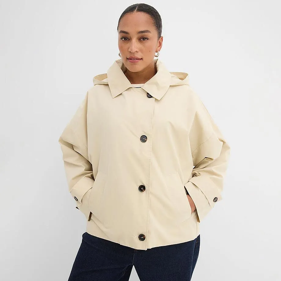 Veste de couleur cr&egrave;me avec boutons et col.