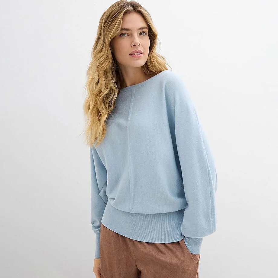 Pull en maille bleu, associ&eacute; &agrave; un jean marron.