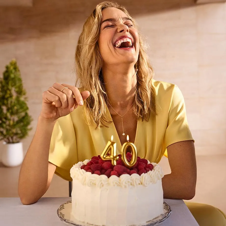 Une humeur joviale en jaune estival : robe jaune l&eacute;g&egrave;re devant un g&acirc;teau d'anniversaire avec des fruits rouges.