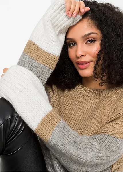 Moderner weiter Pullover mit Knopfdetail