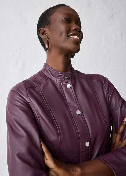 Klassische Lederjacke mit Stehkragen und aufwändigen Details weinrot