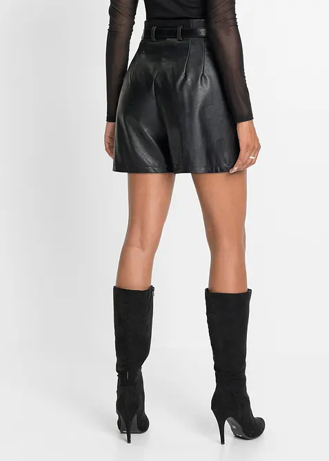 Lederimitat-Shorts mit Gürtel, bonprix