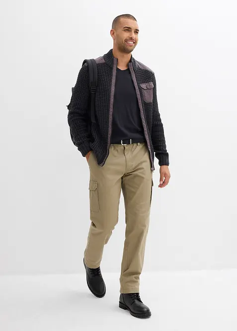 Grobstrickjacke in Waffelstruktur mit praktischer Brusttasche, bonprix