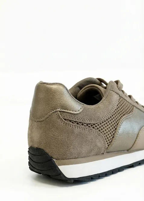 Sneaker mit Mesh-Einsatz, bonprix