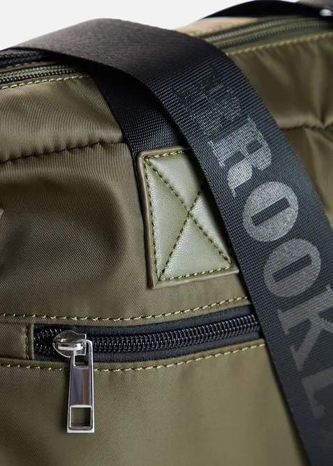 Sac sportif &agrave; d&eacute;tails contrastants, bonprix