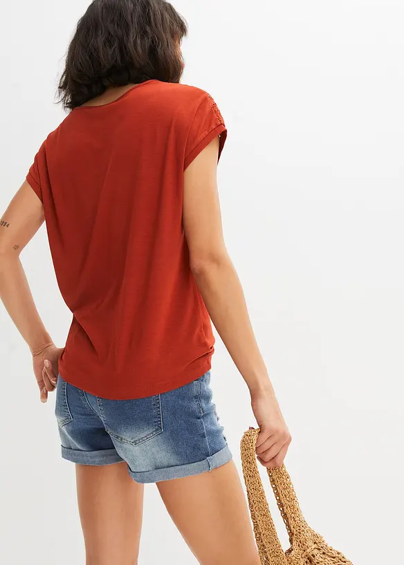 Shirt mit Spitze aus softer Viskose, bonprix