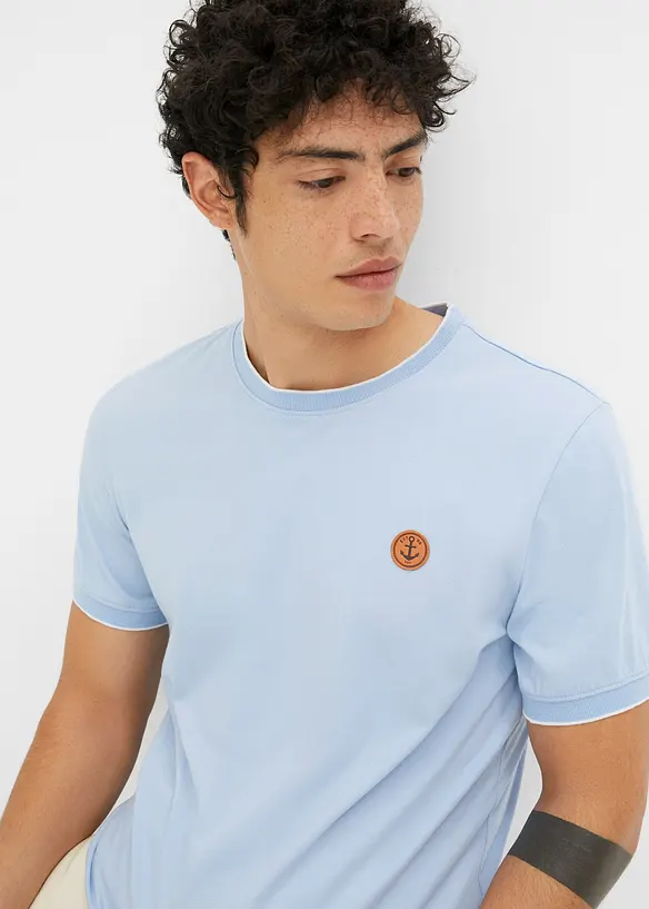 T-shirt aspect superposé avec écusson poitrine, bonprix