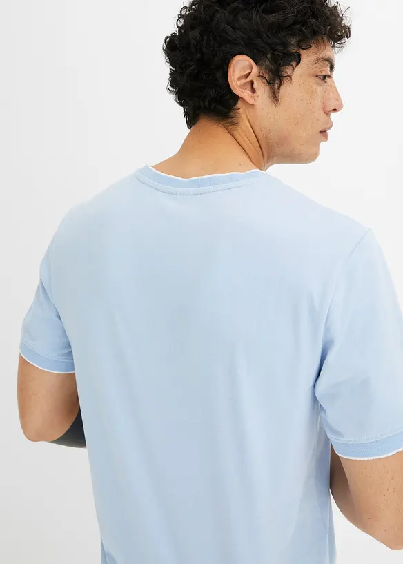 T-shirt aspect superposé avec écusson poitrine, bonprix