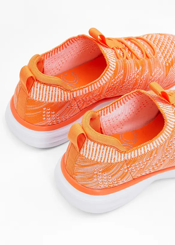 Sneakers slip-in confortables en mati&egrave;re douce, bonprix