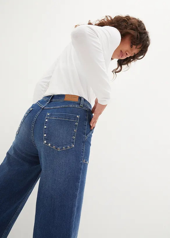 Jean taille moyenne, jambe évasée, avec rivets, bonprix