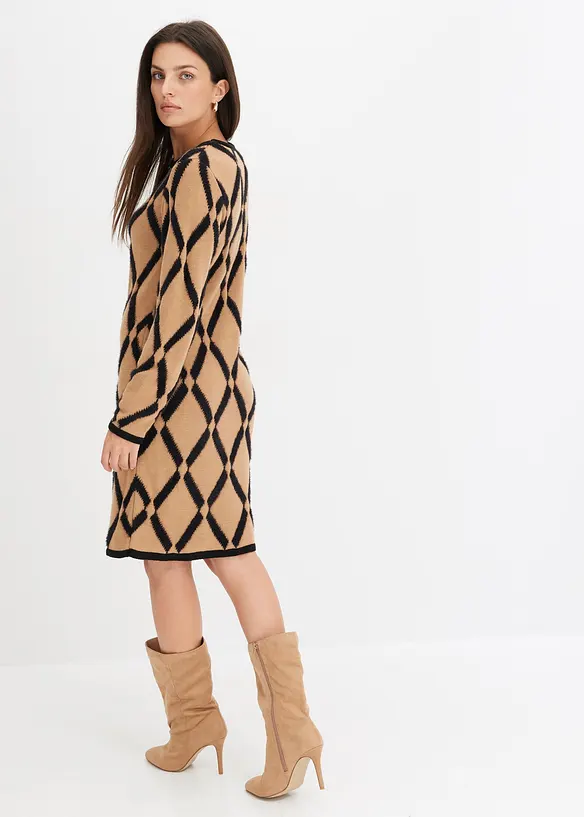 Robe en maille avec motif en losange et fil plume, bonprix