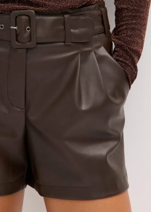 Lederimitat-Shorts mit Gürtel, bonprix