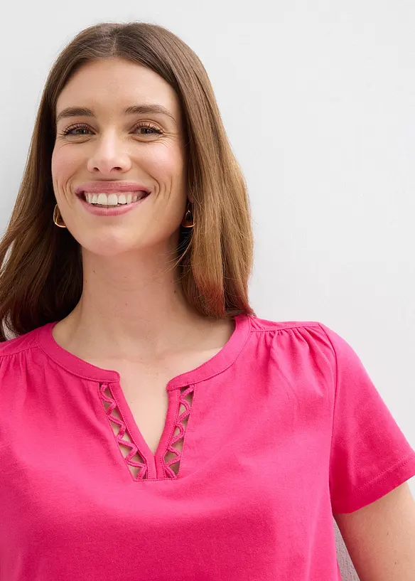 Shirt mit dekorativem Ausschnitt, bonprix