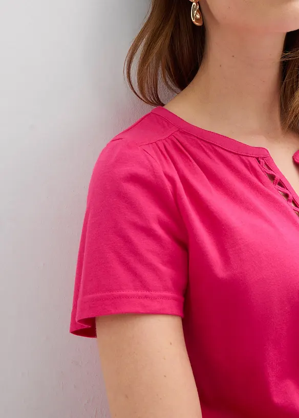 Shirt mit dekorativem Ausschnitt, bonprix