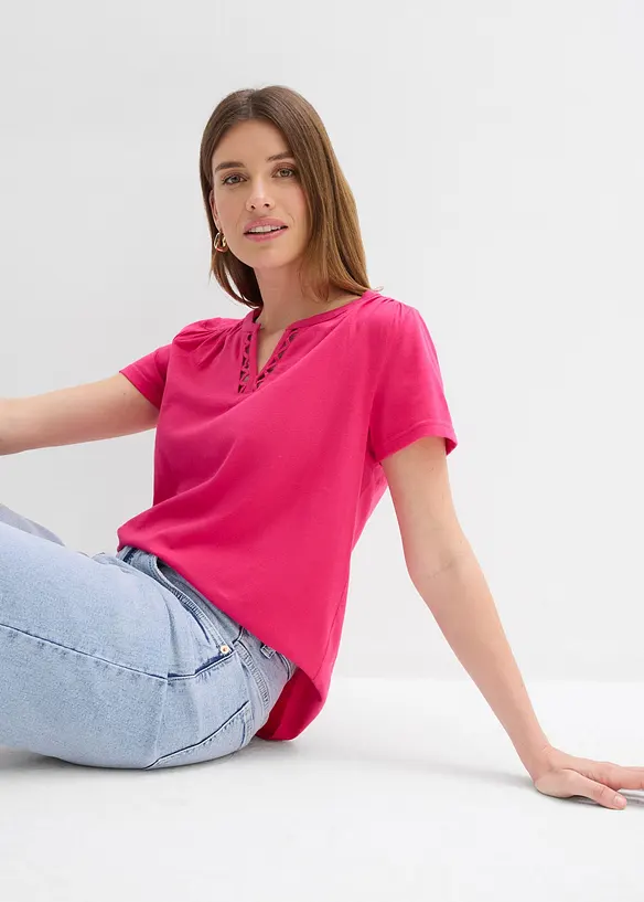 Shirt mit dekorativem Ausschnitt, bonprix