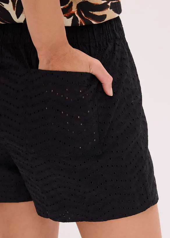 Shorts mit Lochstickerei, bonprix