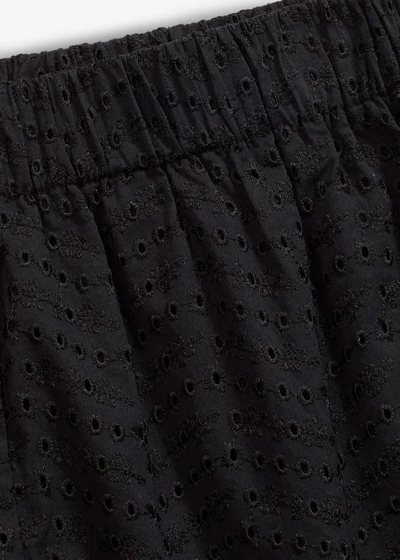 Shorts mit Lochstickerei, bonprix