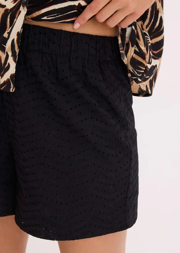 Shorts mit Lochstickerei, bonprix