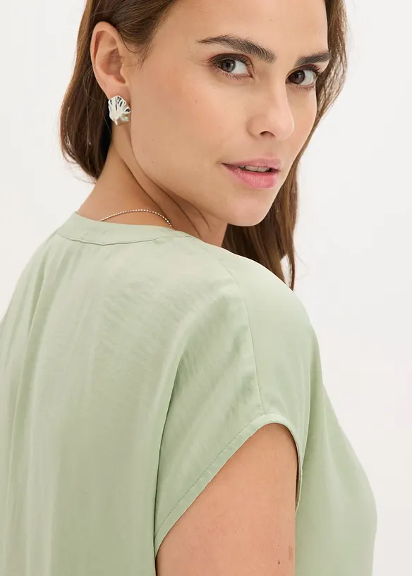 Blouse manches courtes ample en satin avec &eacute;paules descendues, bonprix