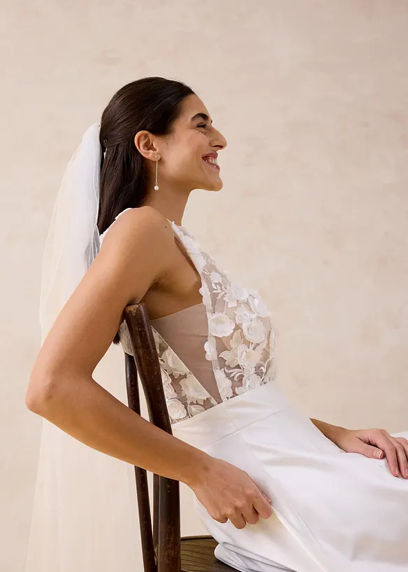 Robe de mari&eacute;e en satin brillant avec application de fleurs, bonprix