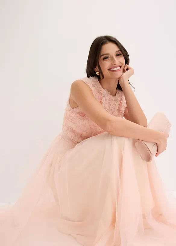 Robe de soir&eacute;e en tulle d&eacute;licat avec d&eacute;tails fleurs, bonprix